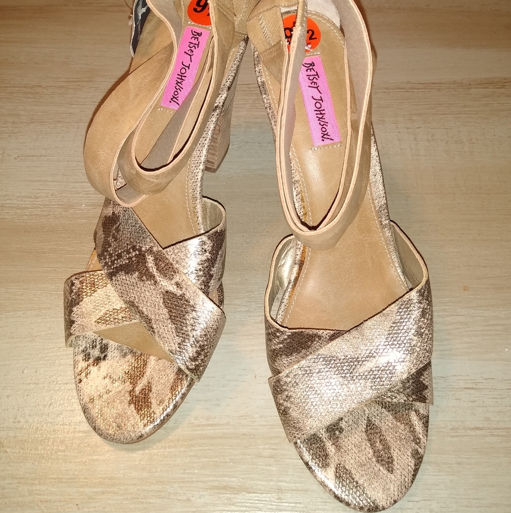 NEW Betsy Johnson Brown Snake Print Chunky Heels Ankle Straps Lady's 9.5